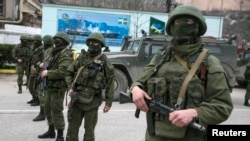 Російські військові без розпізнавальних знаків у Балаклаві, весна 2014 року