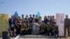 Учасники арт-проєкту біля пам'ятного знака, Каланчак, Україна. Фото Венери Абібулаєвої