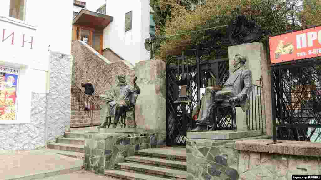 Скульптури зустрічають відвідувачів біля входу в &laquo;Будинок творчості художників ім. Коровіна&raquo;