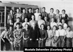 Мустафа Джемілєв (другий зліва в нижньому ряду) – учень 8 класу Мірзачульської середньої школи. Архів Мустафи Джемілєва