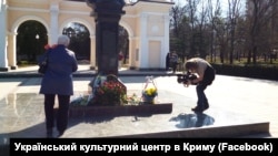 Біля пам'ятника Тарасу Шевченку в Сімферополі. Крим, 9 березня 2017 року