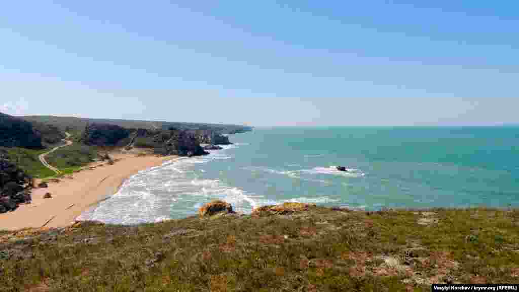 Хвилі з білими шапками, які іноді називають &laquo;баранчиками&raquo;, перекочуються пологим порожнім пляжем. Тишу порушують крики чайок і шум прибою