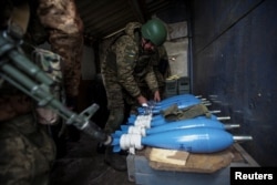 Український військовий готує мінометні снаряди, Бахмут