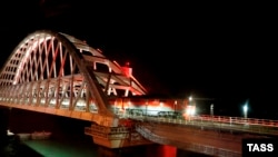 Російський пасажирський потяг «Таврія» на Керченському мості