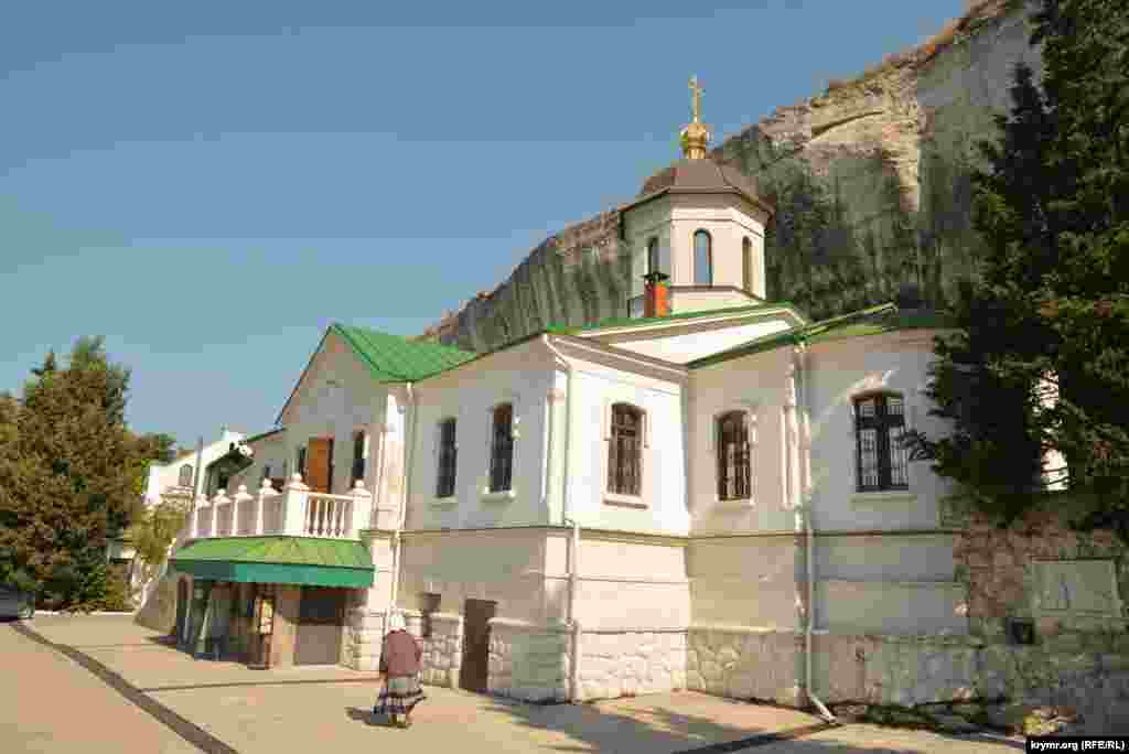 Православний храм Святої Трійці розташований біля підніжжя середньовічної фортеці Каламіта