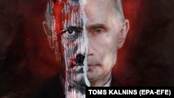 Плакат із зображенням президента Росії Володимира Путіна під час акції протесту біля посольства Росії у Латвії проти вторгнення Росії в Україну. Рига, 17 березня 2022 року