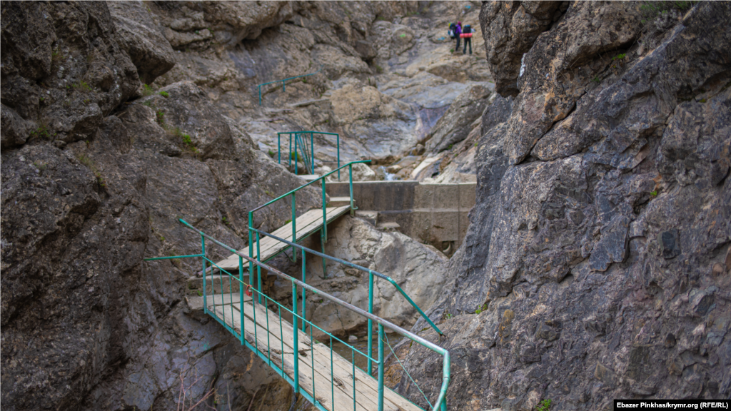 Скельна горловина Арпатської ущелини обладнана металевими сходами та невеликими містками