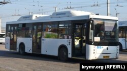Автобус великої місткості НефАЗ-5299 російського виробництва на кримських дорогах