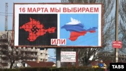Російський пропагандистський банер, що закликав до участі у «референдумі про статус Криму», на одній із вулиць Севастополя, 10 березня 2014 року