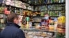 Голова підконтрольного Росії кримського уряду Юрій Гоцанюк моніторить ціни в магазинах Сімферополя. Архівне фото