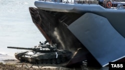 Висадка танку Т-90 з великого десантного корабля під час російських військових навчань на полігоні Опук, Крим