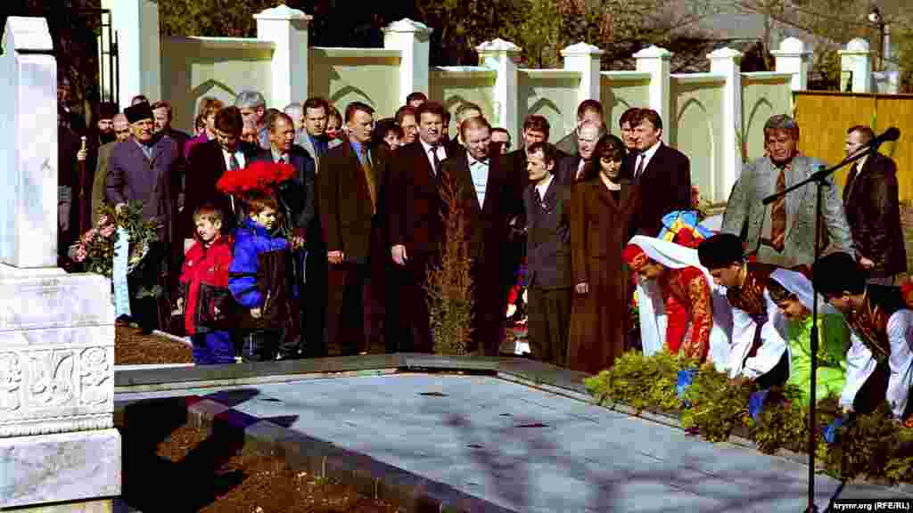 Мустафа Джемілєв і тодішній президент України Леонід Кучма в Бахчисараї покладають квіти на могилу Ісмаїла Гаспринського