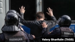 Поліцейські затримують чоловіка. Росія, ілюстративне фото