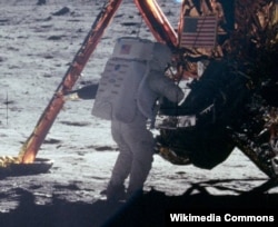 Американський астронавт Ніл Армстронг – перша людина, яка ступила на Місяць, 21 липня 1969 року