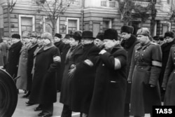 Похорони Сталіна. На передньому плані в центрі – Климент Ворошилов і Георгій Маленков, крайній праворуч – Микита Хрущов. Москва, 9 березня 1953 року