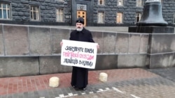 Архієпископ Климент біля будівлі Кабінету міністрів України, Київ 10 грудня 2019 року