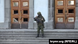 Російський військовий біля входу в будівлю кримського Радміну
