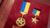 Орден «Золота Зірка» та єдина мініатюра ордена, якими нагороджують громадян України. Ілюстративне фото