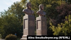 Погруддя Сергія Корольова та Юрія Гагаріна в Сімферополі