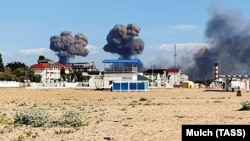 Дим від вибухів на військовому аеродромі у селищі Новофедорівка поблизу міста Саки в окупованому Криму, 9 серпня 2022 року