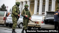 Збройні російські військові без розпізнавальних знаків (так звані «зелені чоловічки») в аеропорту Сімферополя, 28 лютого 2014 року