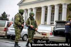 Озброєні російські військові без розпізнавальних знаків (так звані «зелені чоловічки») в аеропорту Сімферополя, 28 лютого 2014 року