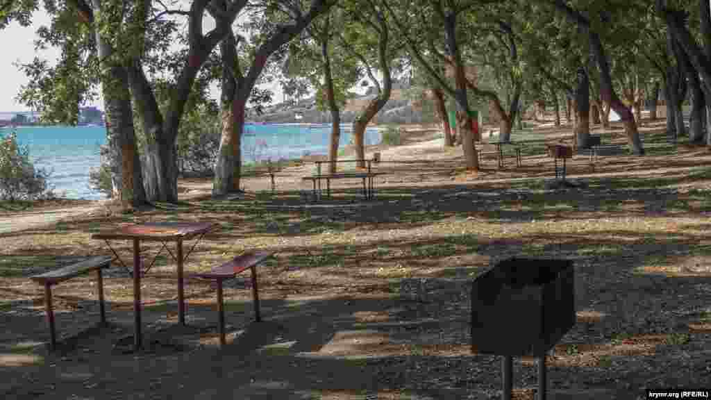 Закинута зона відпочинку з мангалами і столами в парку, яка раніше ніколи не пустувала