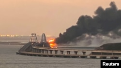 Дим від пожежі після вибуху на Керченському мосту, Крим, 8 жовтня 2022 року
