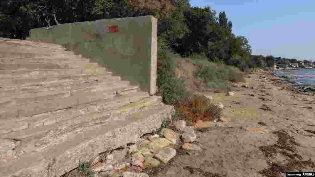 Збережений фрагмент сходів на виході з пляжу з незмінним написом &laquo;Купання заборонене&raquo;