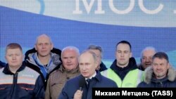 Володимир Путін виступає перед мостобудівниками на Тамані