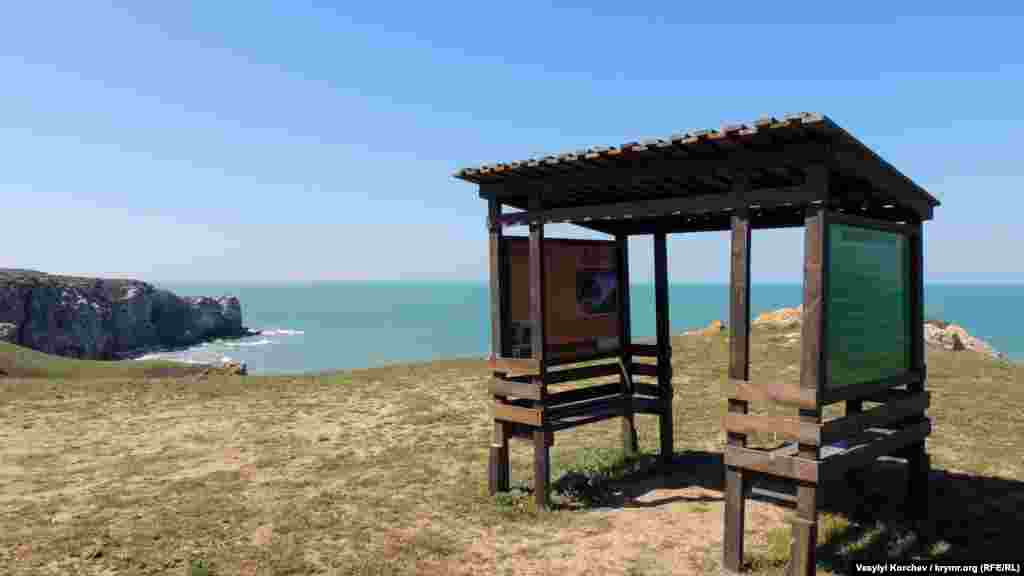 Самотня альтанка на вершині пагорба, з якої відкриваються краєвиди на бухти Генеральських пляжів