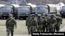 Російські військові в селі Перевальне біля Сімферополя, березень 2014 року