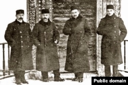 Період Першого Курултаю. Зліва направо: Сеїтджеліль Хаттатов, Асан Сабрі Айвазов, Номан Челебіджихан, Джафер Сейдамет. Бахчисарай, Крим, 1917 рік