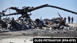 Залишки знищеного російського гелікоптера на аеродромі в місті Гостомелі на Київщині, 5 травня 2022 року