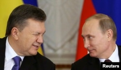 Президенти України та Росії, Віктор Янукович (ліворуч) та Володимир Путін. Москва, Кремль, 17 грудня 2013 року