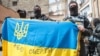 Добровольці у Києві з державним прапором України перед відправкою на фронт на Донбасі. Червень 2014 року (фото ілюстраційне)
