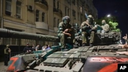 Члени ПВК «Вагнер» сидять на танку на вулиці в Ростові-на-Дону, 24 червня 2023 року
