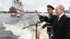 Президент Росії Володимир Путін та міністр оборони Росії Сергій Шойгу приймають морський парад у Санкт-Петербурзі, 25 липня 2021 року