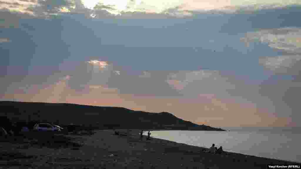 Озеро Чокрак (Чокъракъ голю, в перекладі з кримськотатарської &ndash; озеро-джерело), розташоване неподалік від Керчі, відоме своїми цілющими грязями &nbsp;