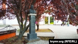 Пам'ятник Петру Григоренку на площі Совєтській у Сімферополі