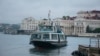 Пасажирський катер в Артилерійській бухті, Севастополь, жовтень 2021 року