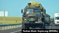Колона російської військової техніки на трасі «Таврида» у Криму, ілюстраційне фото