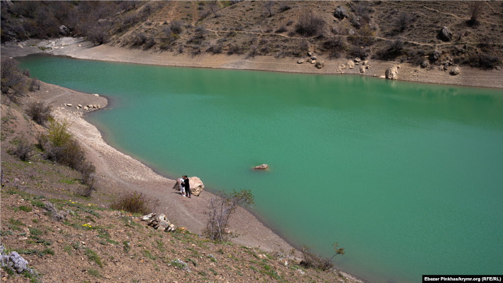Протягом останніх 2 років рівень води в озері значно знизився, помітна смуга на суходолі &ndash; колишня берегова лінія озера